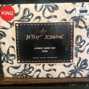 Betsey Johnson Black and White Colette Sheet Set kING